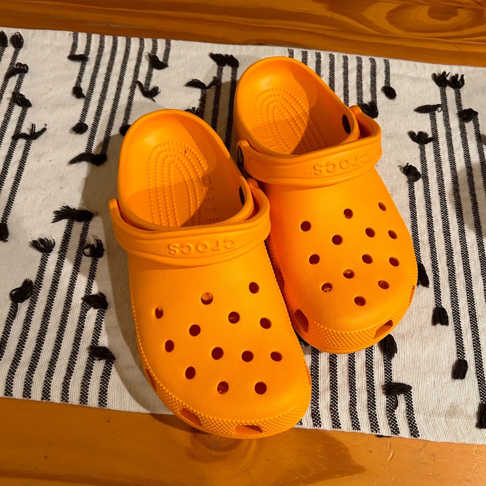 CROCS Classic Clog in Bright Orange